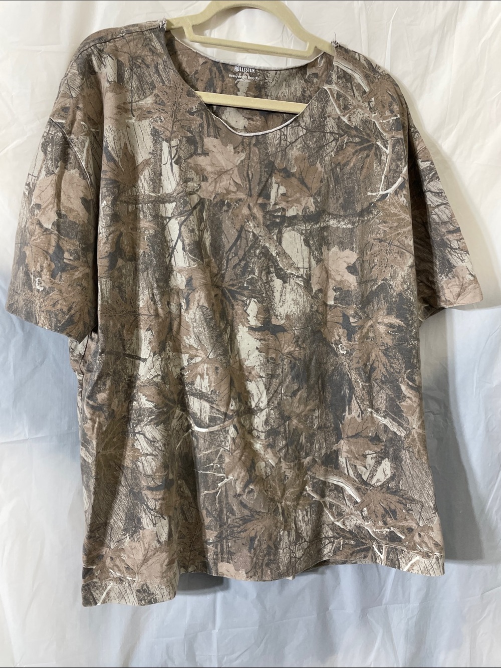 Hollister Men's Short-Sleeve Camouflage Tee in Brown and Tan